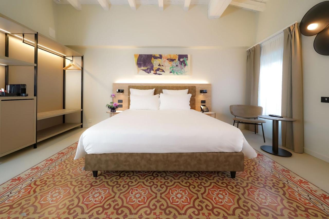 Bergamo Inn 21 Экстерьер фото A bedroom at the hotel