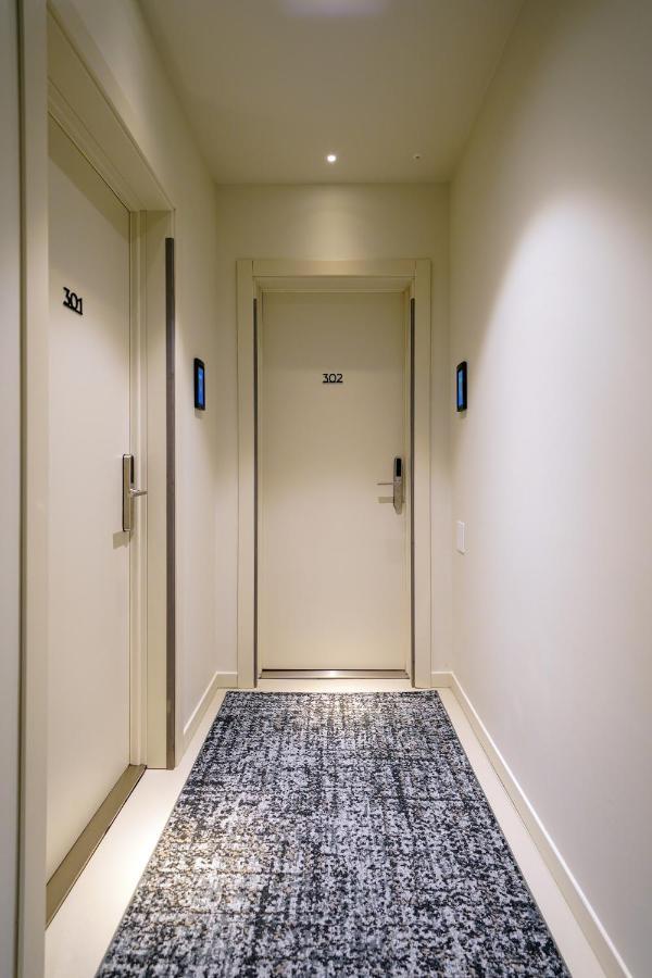 Bergamo Inn 21 Экстерьер фото A door